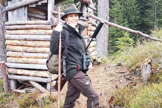 Frau in Jagdbekleidung von Wild & Wald