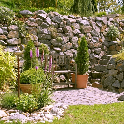 Mit Naturstein den Garten gestalten