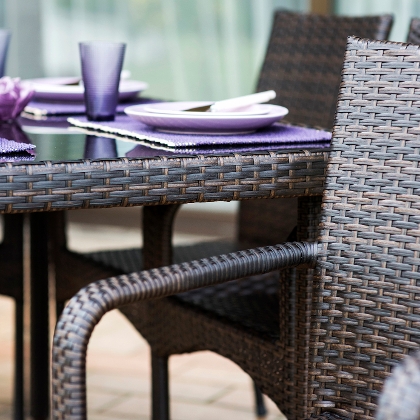 Polyrattan-Gartenmöbel liegen im Trend