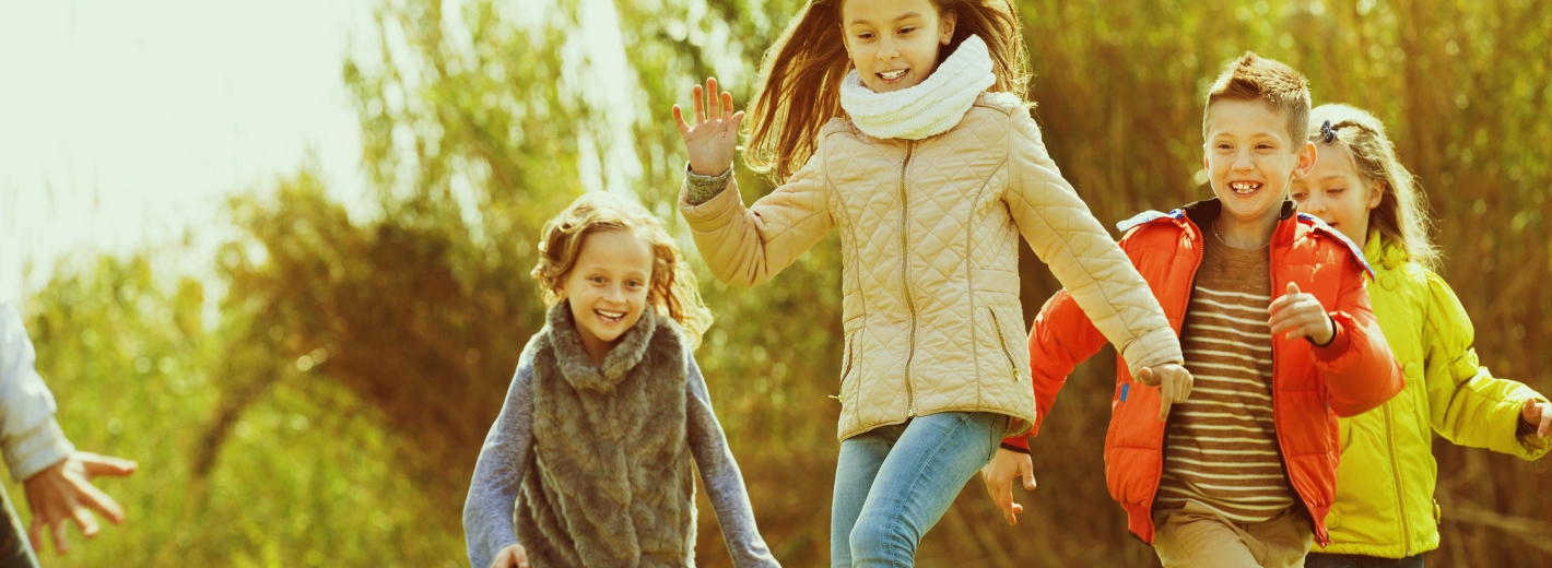 Kinder spielen auf Rasen