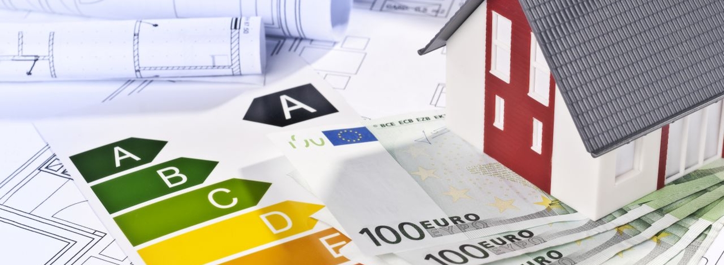 Modellhaus auf Plan mit 100 Euro Scheinen