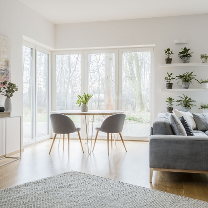 Wohnzimmer mit großen Fenstern