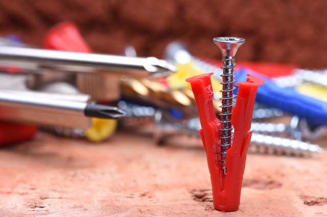 Roter Dübel mit Schraube
