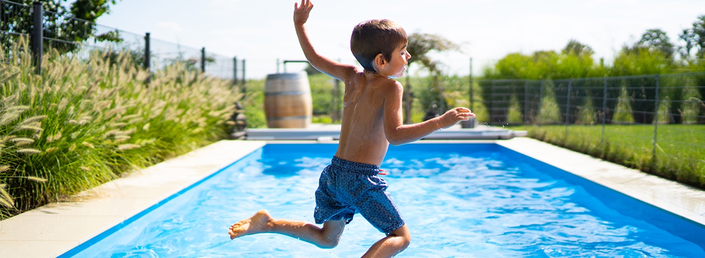 Bub springt in den Pool