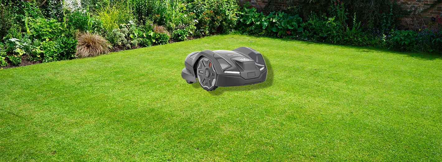 Husqvarna Automower mäht am Rasen