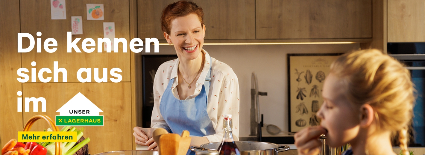 Frau mit Kind kocht ein