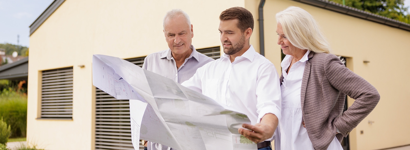 Kunden schauen Bauplan an mit Lagerhaus Fachberater