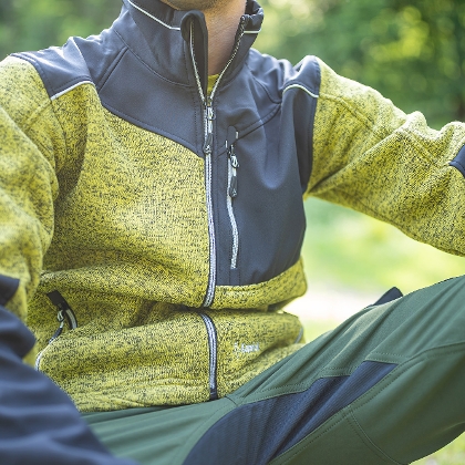 Mann in einer Jacke von Kapriol gekleidet