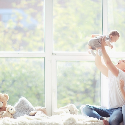 Familie vor dem Fenster