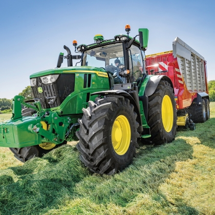 John Deere Traktor mit Pöttinger Erntewagen