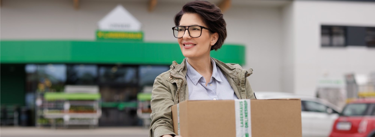Dame hat Onlineeinkauf ins Lagerhaus liefern lassen und das Paket im Markt abgeholt.