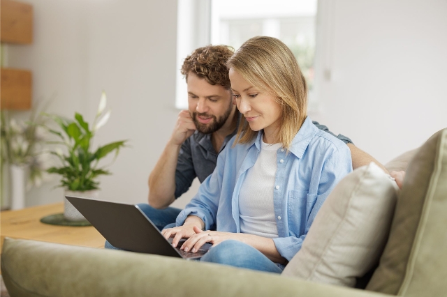 Mann und Frau kaufen im Lagerhaus Onlineshop ein.