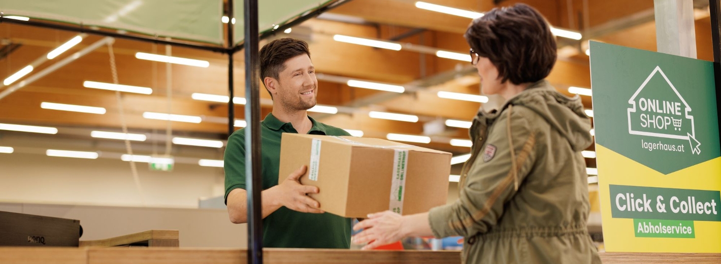 Dame holt Onlinestellung im Markt direkt ab.