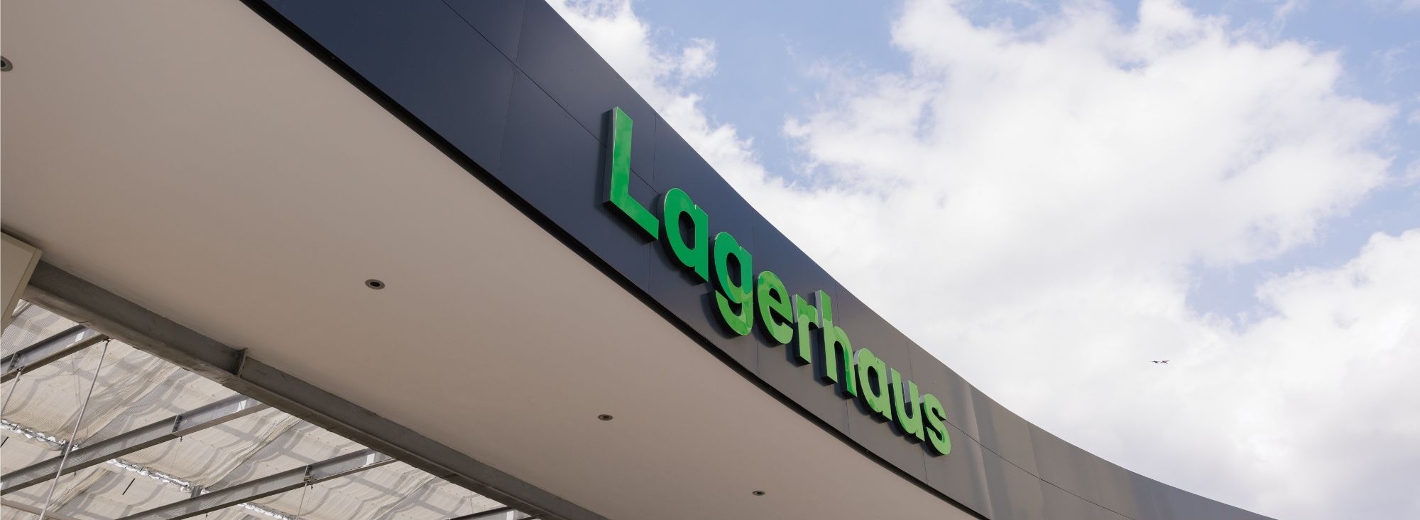 Grüner Schriftzug "Lagerhaus" auf Dach eines unserer Lagerhäuser.