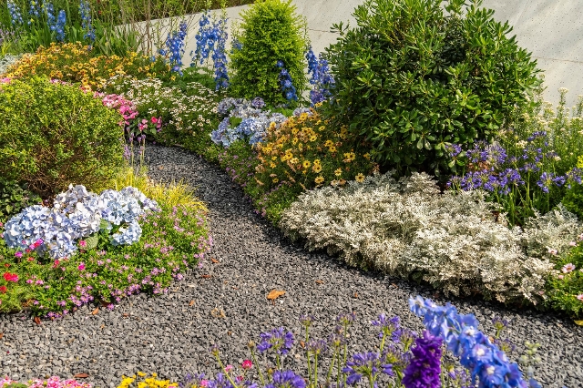 Gestaltungsidee eines organischen Blumenbeets