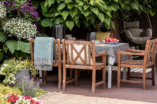 Terrasse und Gartenmöbel im Frühling