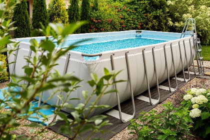 Ein Aufstellpool im Garten