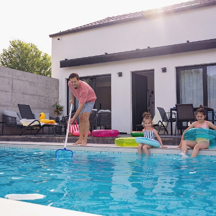 Pool reinigen & pflegen: Von der Saisonvorbereitung bis zur Überwinterung