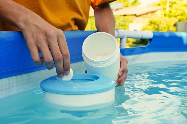 Pool reinigen mit Chlortablette im Skimmer