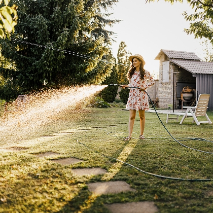 Rasenpflege im Sommer: Unsere Pflege-Tipps für heiße Tage