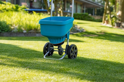 GARDENA Streuwagen steht am Rasen