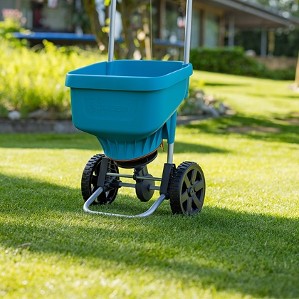 GARDENA Streuwagen steht am Rasen