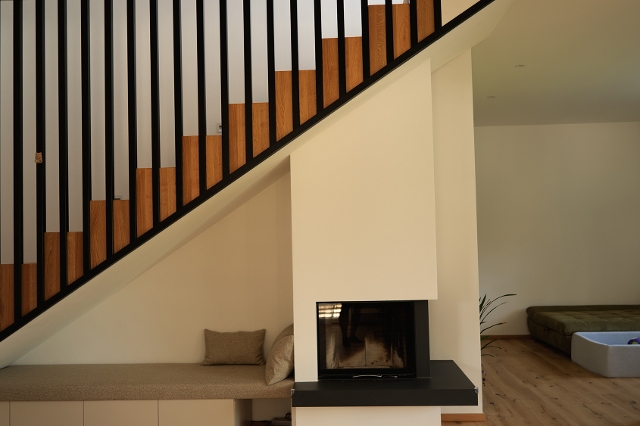 Stiegenaufgang mit Kamin in Vanessas Haus