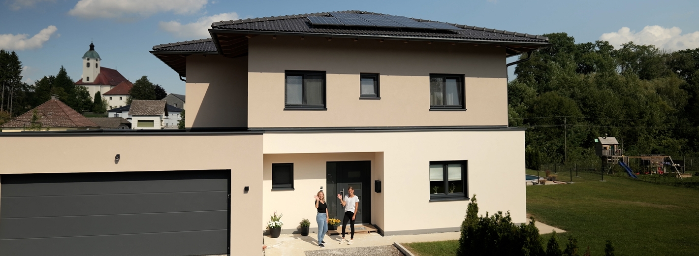 Vanessa und Eva vor dem Haus