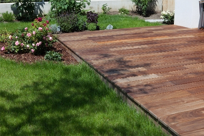 Terrasse planen: Mit Holz verlegte Terrasse