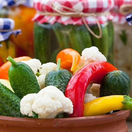 Eingelegte Gurken, Chilis oder Maiskölbchen