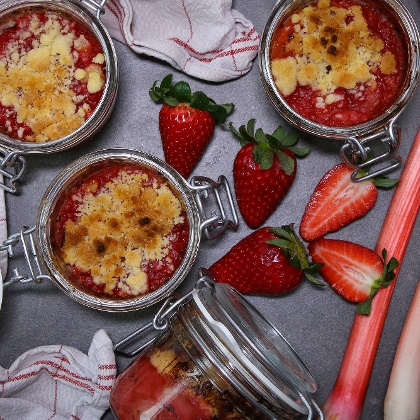 Rhabarber-Erdbeeren Crumbles im Glas