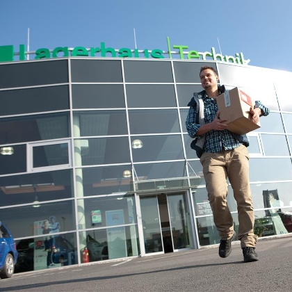 Kunde holt Paket aus dem Lagerhaus