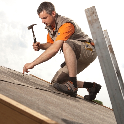 Dachdecker mit Hammer