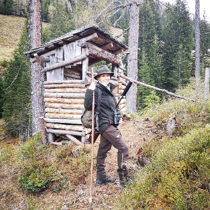 Jägern zeigt sich in Jagdbekleidung für Damen