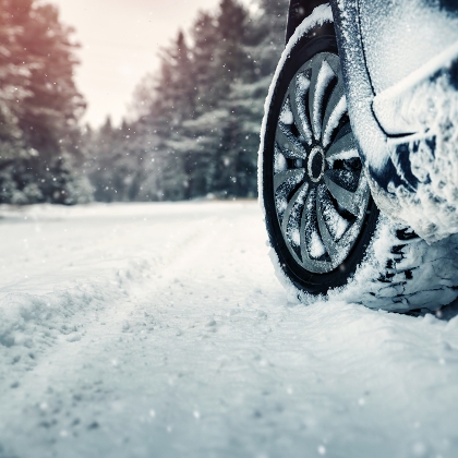 Auto mit Winterreifen auf Schnee