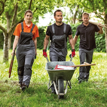 Gartenarbeiter mit Schiebetruhe