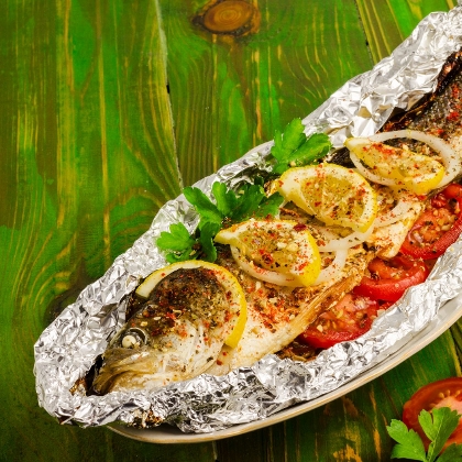 Gegrillter Fisch in Alufolie