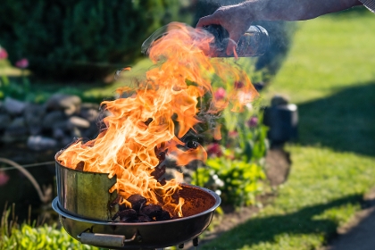 Starke Flammen beim Grillen