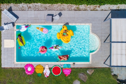 Pool aus der Vogelperspektive