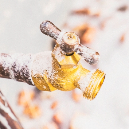 Wasserhahn im Winter