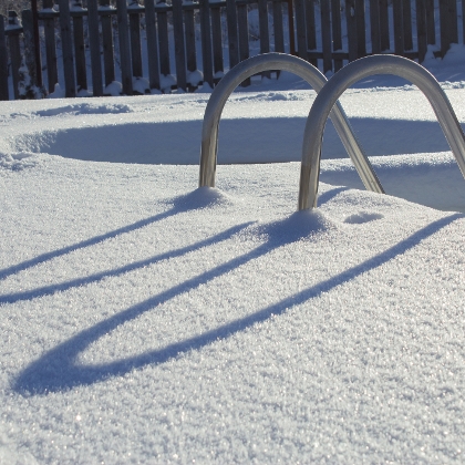 schneebedeckter Pool
