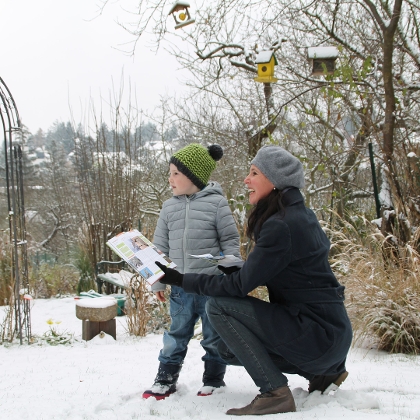 Mutter mit Kind beaobachten Vögel