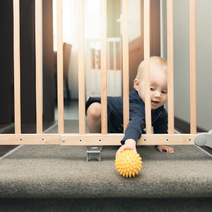Baby vor gesicherter Treppe