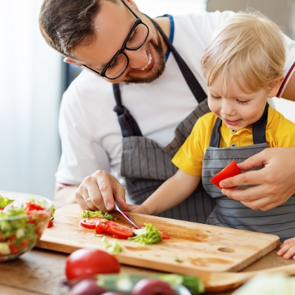 Vater und Sohn beim Salat zubereiten