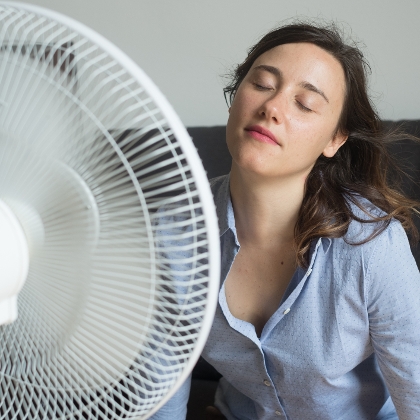 Frau vor Ventilator