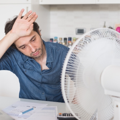 Mann sitzt vor Ventilator