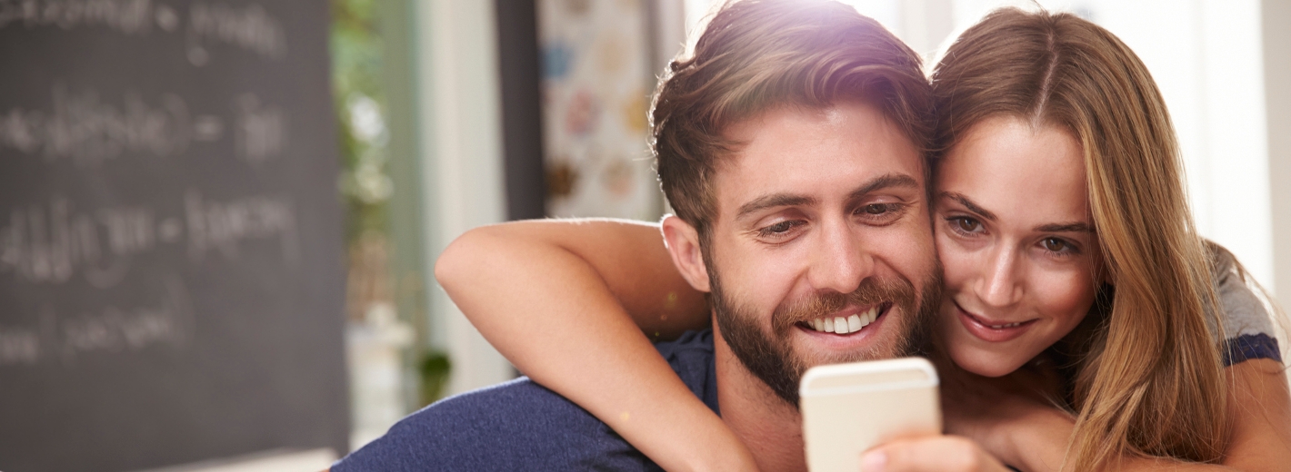 Paar mit Smartphone